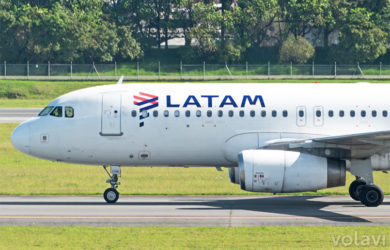 Vista lateral del Airbus A320 de LATAM Airlines Colombia en rodaje en el Aeropuerto ElDorado de Bogotá. Matrícula CC-CQN.