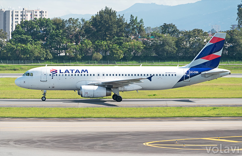 Airbus A320 de LATAM Airlines Colombia en rodaje en el Aeropuerto ElDorado de Bogotá. Matrícula CC-CQN.