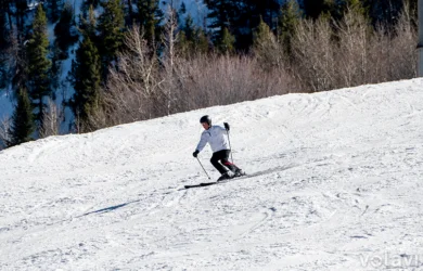 Hombre esquiando en las montañas de Aspen Snowmass.