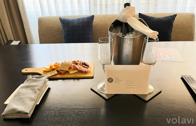 Tabla de quesos y champagne de bienvenida en la habitación del hotel The Little Nell.