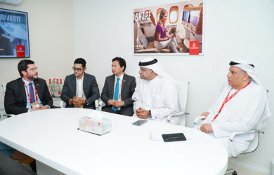 Reunión de Emirates con delegación colombiana en el Arabian Travel Market 2024.