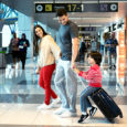 Familia en un aeropuerto viajando con un niño.