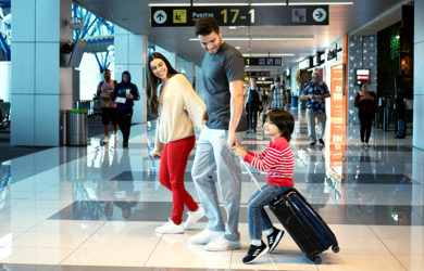 Familia en un aeropuerto viajando con un niño.