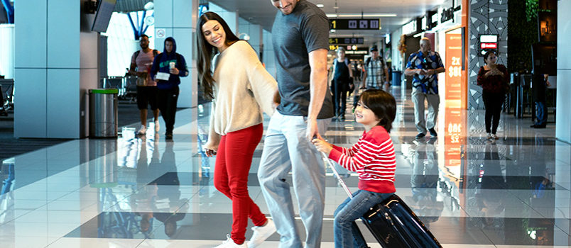 Familia en un aeropuerto viajando con un niño.