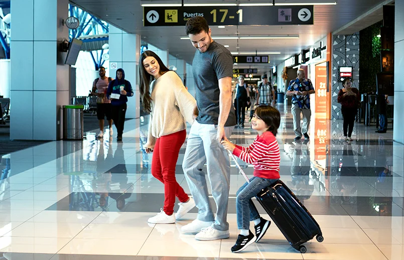 Familia en un aeropuerto viajando con un niño.