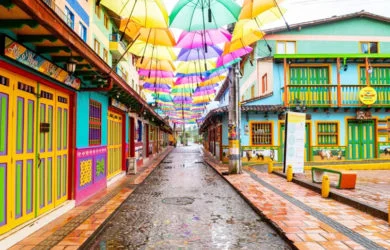 Calle de Guatapé, un pueblo al Oriente de Antioquia, Colombia.
