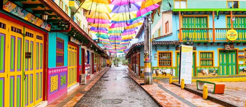 Calle de Guatapé, un pueblo al Oriente de Antioquia, Colombia.