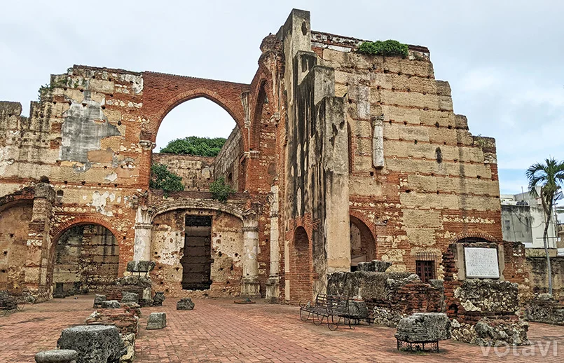 Ruinas del Hospital San Nicolás de Bari.