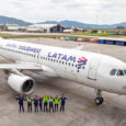 Airbus A320 de LATAM Airlines con livery del programa "Avión Solidario".