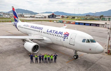 Airbus A320 de LATAM Airlines con livery del programa "Avión Solidario".