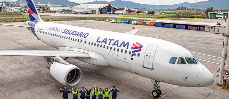 Airbus A320 de LATAM Airlines con livery del programa "Avión Solidario".