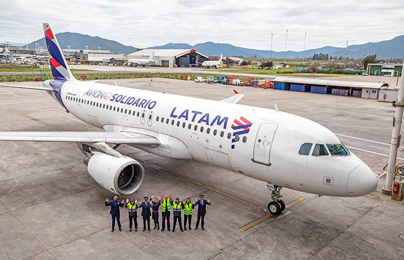 Airbus A320 de LATAM Airlines con livery del programa "Avión Solidario".