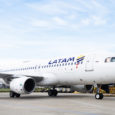 Airbus A320 de LATAM Airlines (matrícula CC-BFE), con colores de la bandera de Colombia.