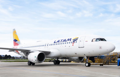 Airbus A320 de LATAM Airlines (matrícula CC-BFE), con colores de la bandera de Colombia.