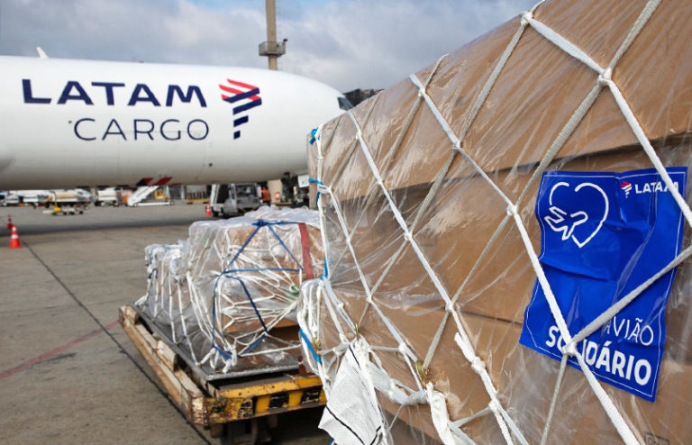 Transporte de casas modulares en el "Avión Solidario" de LATAM Airlines.