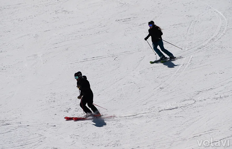 Pareja esquiando en Aspen.