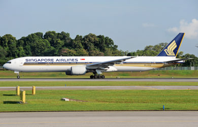 Boeing 777-300ER de Singapore Airlines en rodaje.
