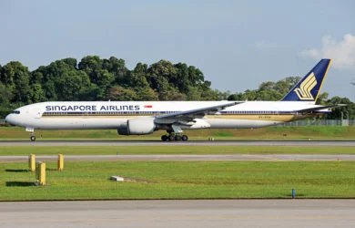 Boeing 777-300ER de Singapore Airlines en rodaje.