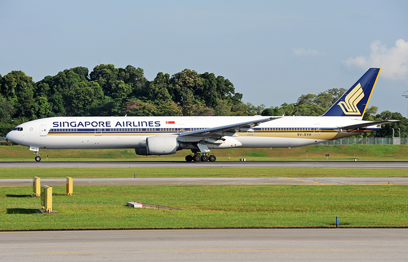 Boeing 777-300ER de Singapore Airlines en rodaje.