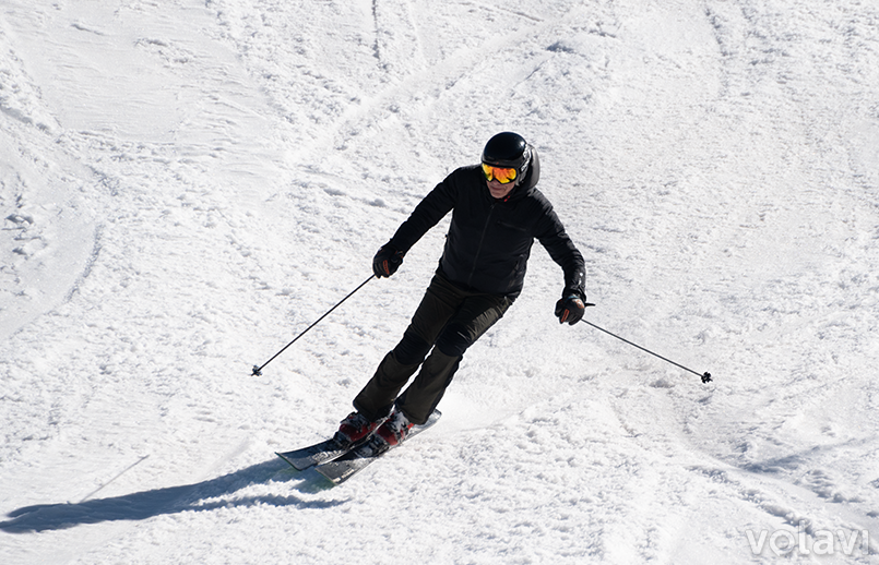 Esquiador llegando a la base de Aspen Mountain.