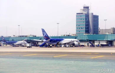 Vista externa del Aeropuerto Jorge Chávez de Lima, Perú.