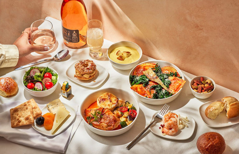 Nuevas opciones de alimentos y bebidas en vuelos de Delta para el verano de 2024.