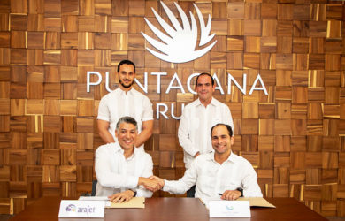 Firma del acuerdo entre Arajet y el Aeropuerto de Punta Cana para el inicio de operaciones.