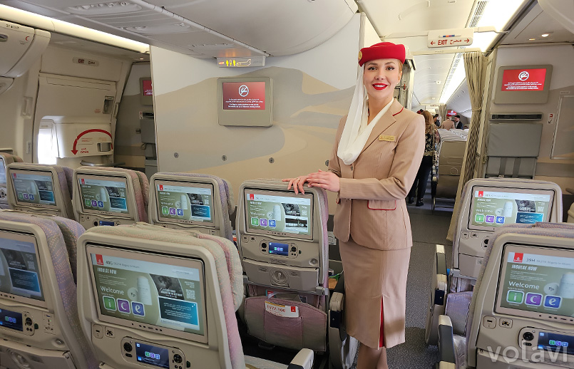 Auxiliar de vuelo de Emirates en la clase económica del Boeing 777-300ER.