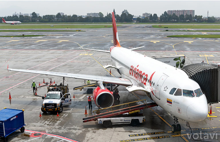 Airbus A320 de Avianca en el muelle internacional del Aeropuerto El Dorado de Bogotá.