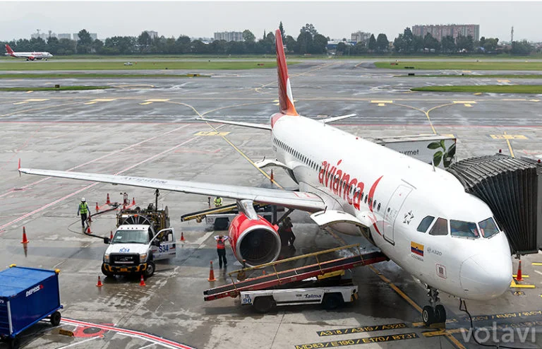 Airbus A320 de Avianca en el muelle internacional del Aeropuerto El Dorado de Bogotá.