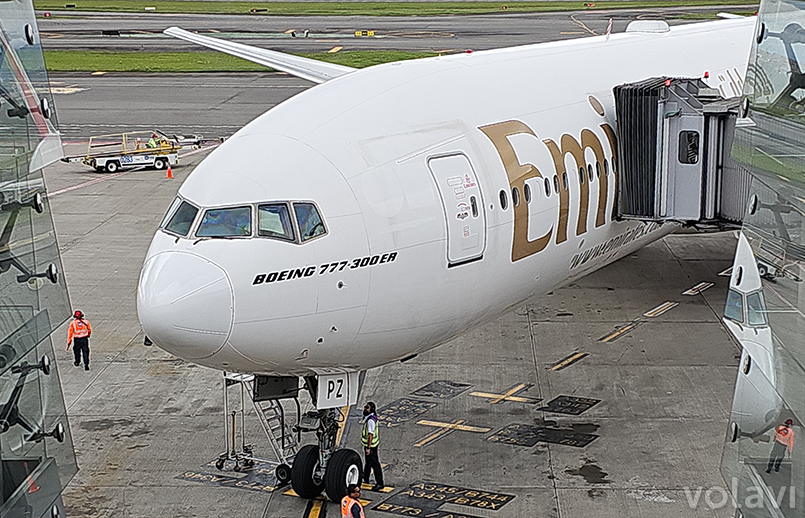 Boeing 777-300ER de Emirates (A6-EPZ), llegando al gate en el Aeropuerto El Dorado de Bogotá.
