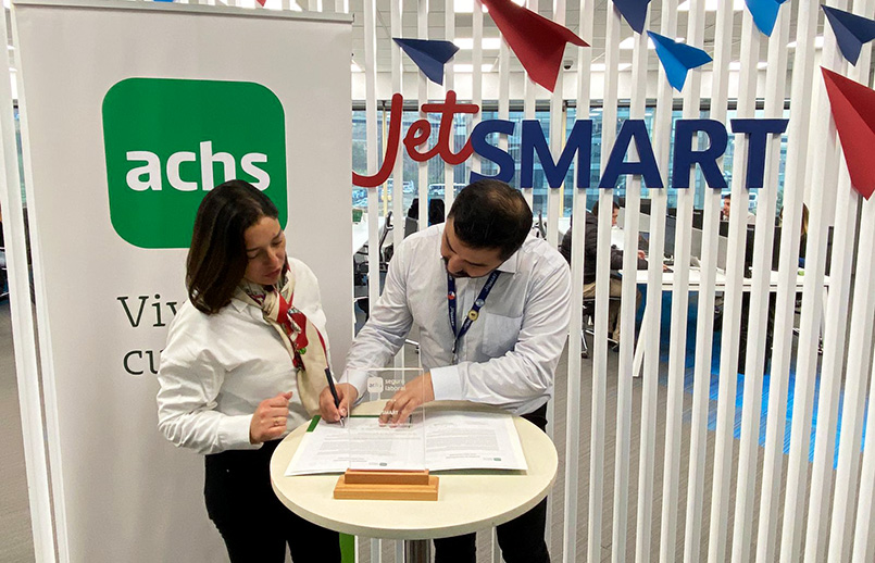 Entrega del reconocimiento a JetSmart por su gestión de seguridad y salud ocupacional.