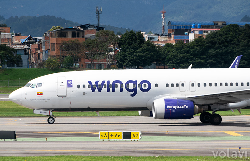 Rodaje de un Boeing 737-800 de Wingo en el Aeropuerto Internacional El Dorado de Bogotá.