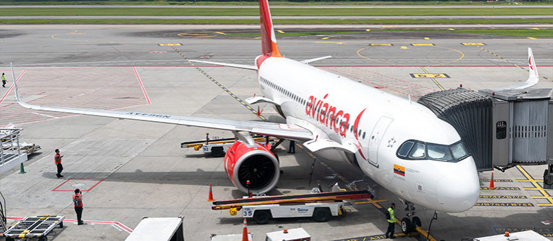 Airbus A320neo de Avianca (matrícula N964AV), en la terminal internacional del Aeropuerto El Dorado de Bogotá.