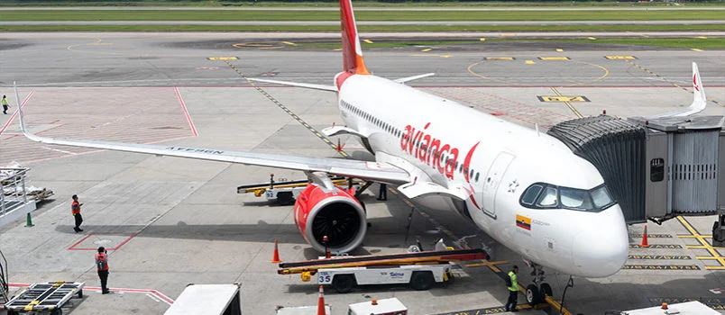 Airbus A320neo de Avianca (matrícula N964AV), en la terminal internacional del Aeropuerto El Dorado de Bogotá.