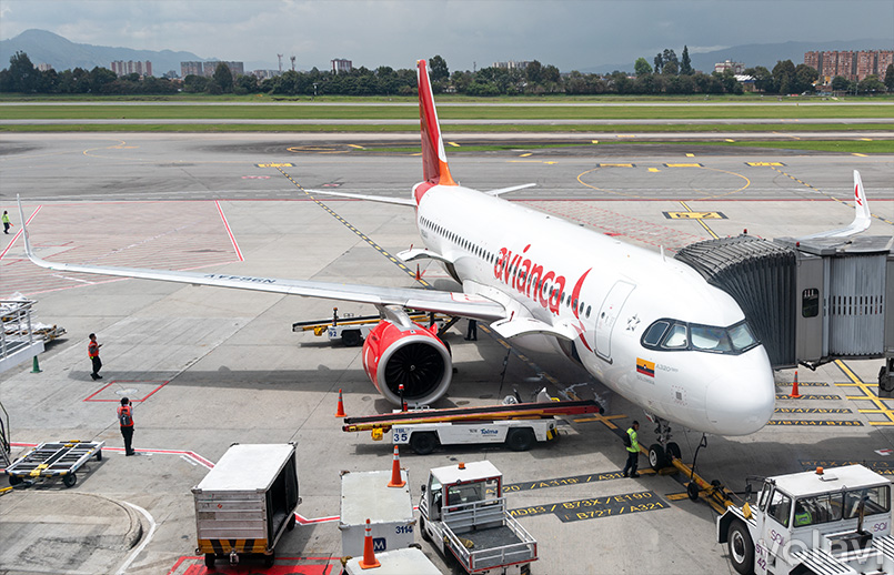 Airbus A320neo de Avianca (matrícula N964AV), en la terminal internacional del Aeropuerto El Dorado de Bogotá.