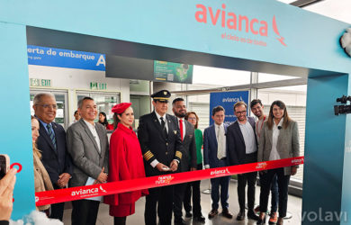 Corte de cinta en el vuelo inaugural de Avianca entre Bogotá y París.