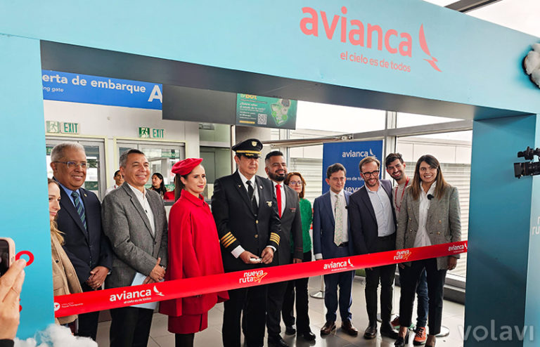 Corte de cinta en el vuelo inaugural de Avianca entre Bogotá y París.