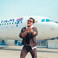 Carlos Vives en la grabación del video de la canción "Volamos por Ti" de LATAM Airlines Colombia.