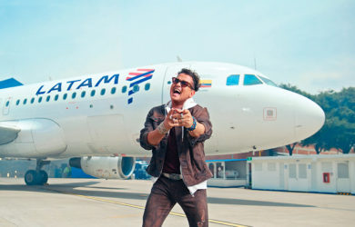 Carlos Vives en la grabación del video de la canción "Volamos por Ti" de LATAM Airlines Colombia.
