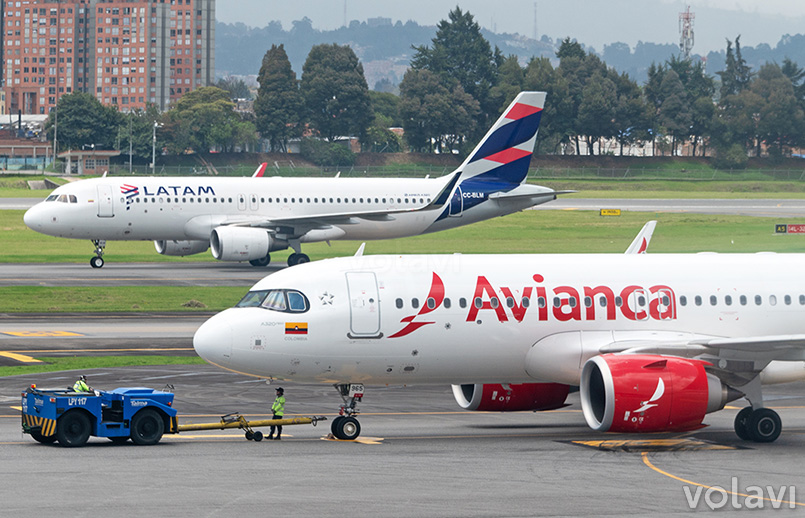 Airbus A320 de Avianca y LATAM Airlines en el Aeropuerto El Dorado de Bogotá.