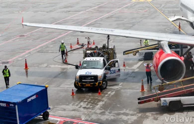 Abastecimiento de combustible de aviación a un Airbus A320 en Bogotá.