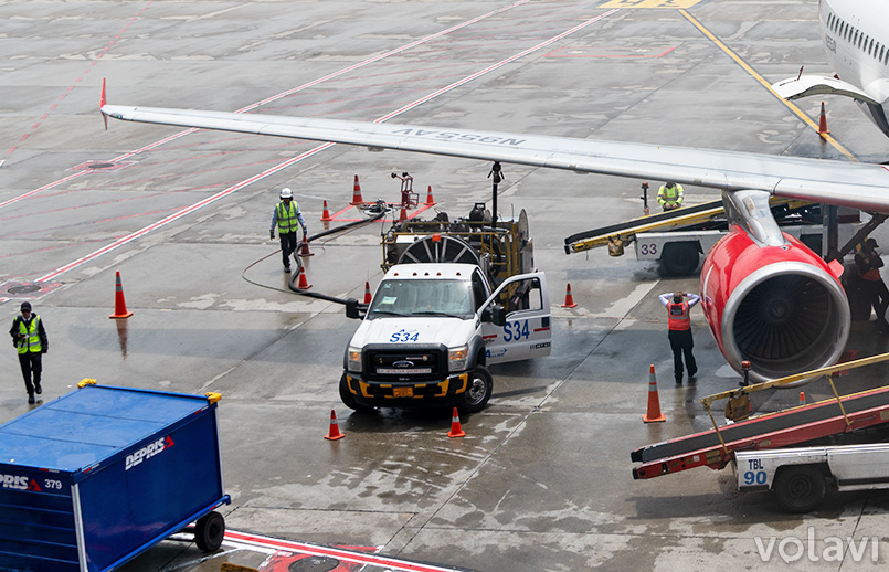 Abastecimiento de combustible de aviación a un Airbus A320 en Bogotá.