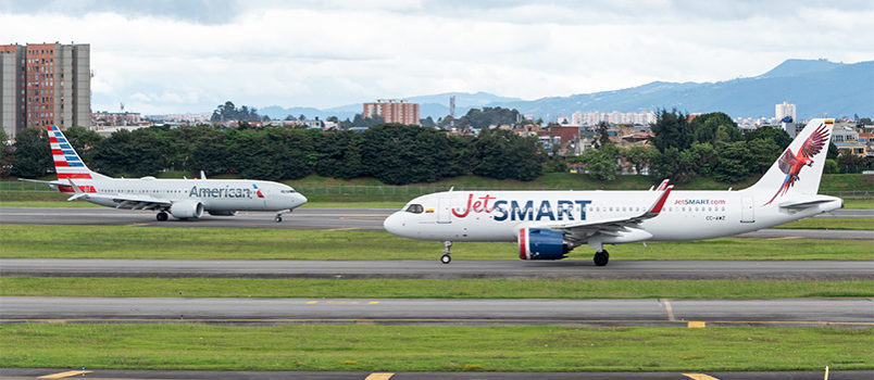 Boeing 737 MAX 8 de American Airlines y Airbus A320 de JetSmart en Bogotá.