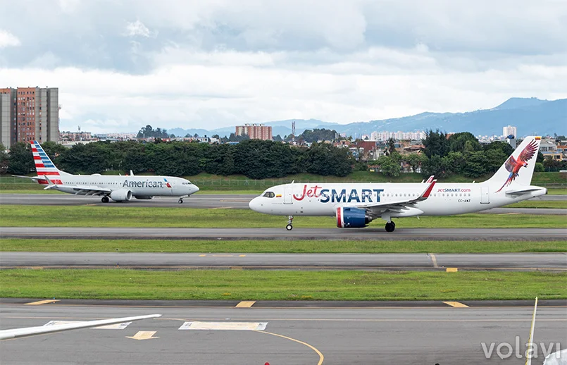 Boeing 737 MAX 8 de American Airlines y Airbus A320 de JetSmart en Bogotá.