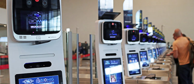 Máquinas de Biomig en el Aeropuerto El Dorado de Bogotá.