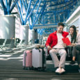 Pareja de viajeros en el Aeropuerto Internacional de Tocumen, en Ciudad de Panamá.