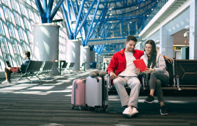 Pareja de viajeros en el Aeropuerto Internacional de Tocumen, en Ciudad de Panamá.