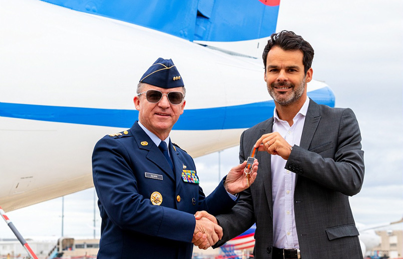 Entrega oficial del primer ATR 42-600 de Satena al General Óscar Zuluaga, presidente de la aerolínea.