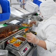 Preparación de la comida que se sirve en los aviones en la cocina caliente de GCG en Bogotá.